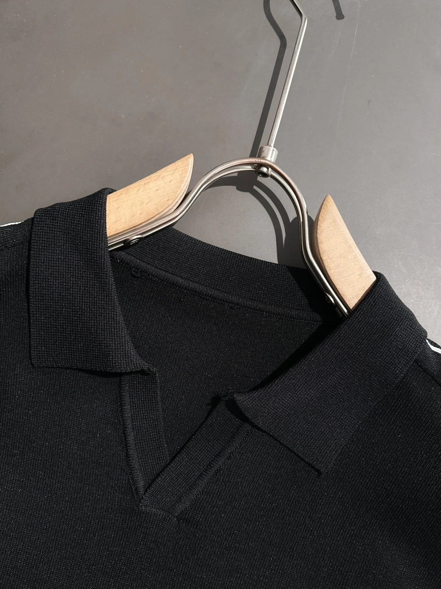 🅿️320 shipped next day, high quality Stone Island 2025 spring and summer new men's lapel short-sleeved T-shirt. Made of combed cotton yarn knitted cotton fabric, pure cotton high-weight special yarn, it feels full when weighed, and the upper body is more textured than ordinary T-shirts. This texture can cope with the weather easily and is suitable for both hot and cold! The pattern on the chest adopts three-dimensional embroidery technology, and is perfectly produced stitch by stitch with reference to the original version! Loose fit design, looks noble. Size: M to XXXL